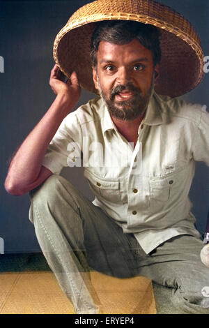Portrait avec panier de canne comme chapeau du photographe indien Anil Dave , Inde , Asie , MR#767 Banque D'Images