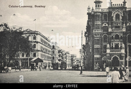 Colaba Causeway ; Majestic Hotel ; tram ; chariot à gros cadenas ; Bombay , Mumbai ; Maharashtra ; Inde ; Asie ; ancienne image des années 1900 Banque D'Images