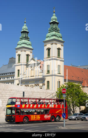 Église paroissiale de la Cité, l'église Notre-Dame, avec bus de tourisme plein de touristes en face, Budapest, Hongrie Banque D'Images