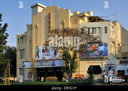 Regal Cinema montrant Avatar et PAA ; Art Deco Movie Theatre , Colaba Causeway , Bombay , Mumbai ; Maharashtra ; Inde , asie Banque D'Images