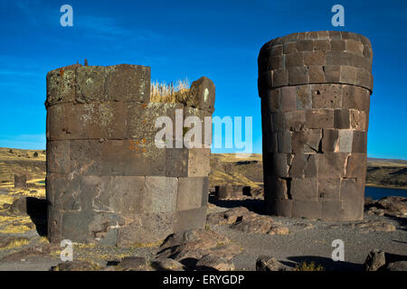 Tours grave de Sillustani Chullpas, aussi, des tours de l'Indiens aymaras, Colla la culture, lac Umayo, Sillustani Banque D'Images