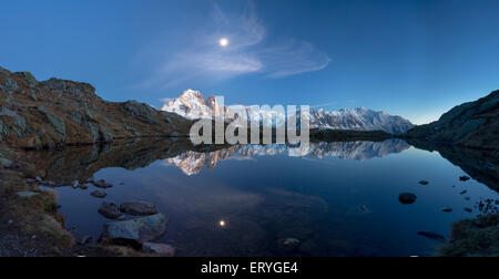 Lune et le Mont Blanc dans le Lac des Chésery après le coucher du soleil, Chamonix, Rhône-Alpes, France Banque D'Images