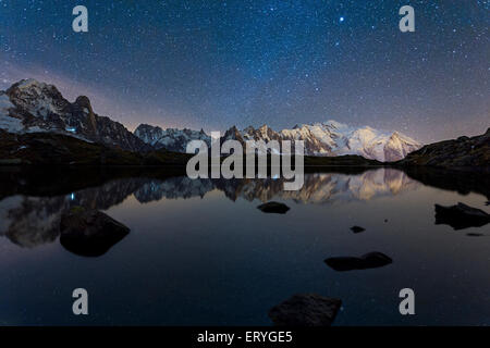 Ciel étoilé avec Voie Lactée et le massif du Mont Blanc reflète dans le Lac des Chésery, Chamonix, Rhône-Alpes, France Banque D'Images