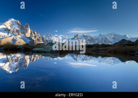 Massif du Mont Blanc reflète dans le Lac des Chésery, Chamonix, Rhône-Alpes, France Banque D'Images