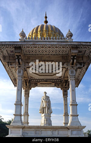 Statue de grand chamaraja wodeyar, au centre du cercle ; chamaraja ; Mysore Karnataka Inde ; Banque D'Images