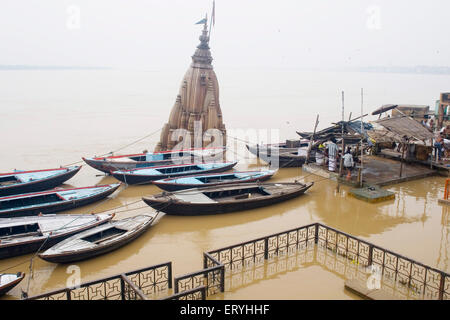 Inondations du fleuve Ganga , temple hindou submergé , Manikarnika Ghat , Banaras , Benaras , Kashi , Varanasi , Uttar Pradesh , Inde , Asie Banque D'Images
