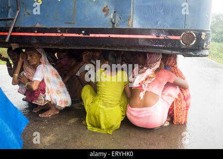 Les crues de la rivière Kosi en l'an 2008 qui a subi le plus souvent sous le seuil de pauvreté les gens dans Purniya ; district de Bihar en Inde ; Banque D'Images