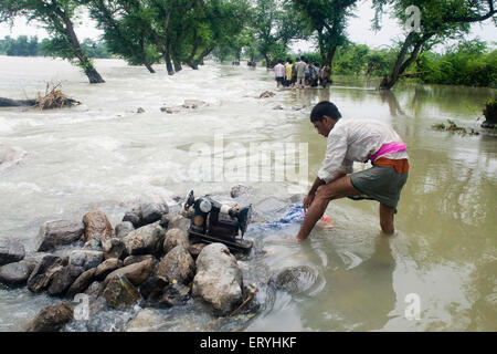 Les crues de la rivière Kosi en l'an 2008 qui a subi le plus souvent sous le seuil de pauvreté les gens dans Purniya ; district de Bihar en Inde ; Banque D'Images