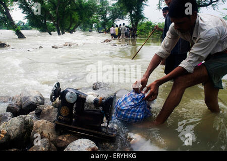 Les crues de la rivière Kosi en l'an 2008 qui a subi le plus souvent sous le seuil de pauvreté les gens dans Purniya ; district de Bihar en Inde ; Banque D'Images