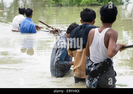 Les crues de la rivière Kosi en l'an 2008 qui a subi le plus souvent sous le seuil de pauvreté les gens dans Purniya ; district de Bihar en Inde ; Banque D'Images