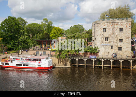 Rivière Ouse avec Lendal Bridge Landing et Lendal Tower, York, Yorkshire, Angleterre Banque D'Images