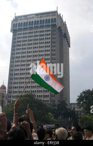 Activist holding tricolor drapeau indien au cours d'un rassemblement en faveur de la paix à l'hôtel Taj Mahal ; Colaba ; Bombay Mumbai Maharashtra ; Inde ; Banque D'Images