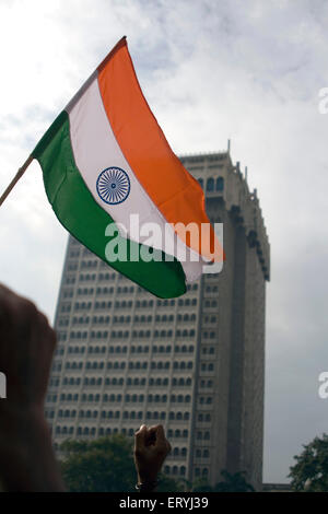 Activist holding tricolor drapeau indien au cours d'un rassemblement en faveur de la paix à l'hôtel Taj Mahal ; Colaba ; Bombay Mumbai Maharashtra ; Inde ; Banque D'Images