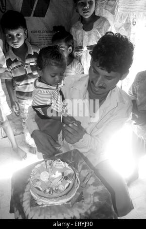 Célébration de l'anniversaire avec sa fille , Malvani slum ; Malad ; Bombay , Mumbai ; Maharashtra ; Inde , asie Banque D'Images
