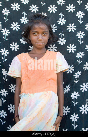 Jeune fille à Malvani Malad de taudis ; ; ; Bombay Mumbai Maharashtra Inde ; PAS DE MR Banque D'Images