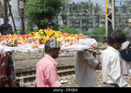 Hommes portant le corps féminin hindou mort pour la crémation , Bombay , Mumbai , Maharashtra , Inde , Asie Banque D'Images