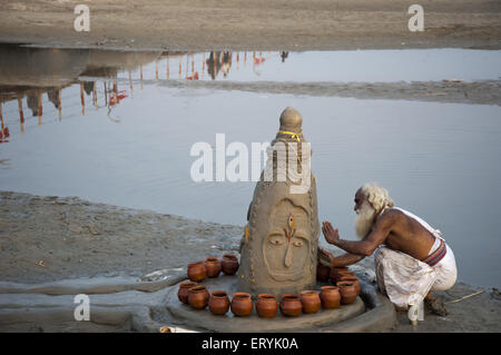 Ce prêtre seigneur Shiva à du sable dans l'Uttar Pradesh Kumbh Mela en Inde Banque D'Images