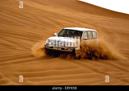 Course de voiture SUV dans les dunes de sable ; Dubaï Émirats Arabes Unis Banque D'Images