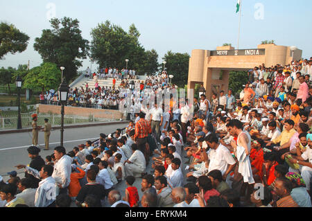 Swarn Jayanti porte , touristes , Attari , frontière de Wagah , Wahga , Wagha , Wahgah , Amritsar , Punjab , Inde , Asie Banque D'Images