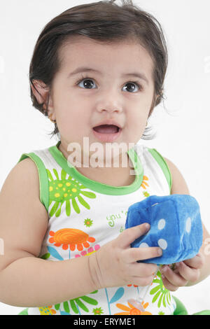 Quinze mois baby girl holding peluche dans la main MR# 743S Banque D'Images