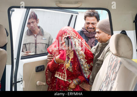 Fonction de mariage hindou vidaai Uttar Pradesh Inde Asie Banque D'Images