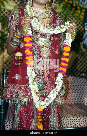 Hindu bride holding Jaimala mariage dans l'Uttar Pradesh Inde Asie Banque D'Images