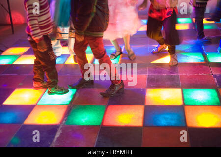 Les enfants sur une piste de danse disco Asie Inde Banque D'Images