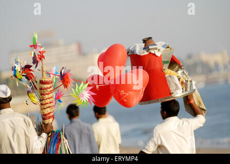 Hawker vendre ballon rouge à girgaum chowpatty beach Bombay Mumbai ; ; ; ; Maharashtra Inde Banque D'Images