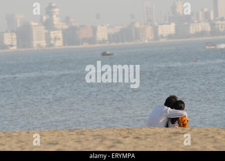 Des couples assis à girgaum chowpatty beach Bombay Mumbai ; ; ; ; Maharashtra Inde Banque D'Images