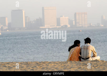 Couple assis à girgaum chowpatty beach Bombay Mumbai ; ; ; ; Maharashtra Inde Banque D'Images