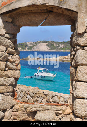 Voile sur la mer turquoise vu à travers une fenêtre d'un ancien bâtiment en pierre Banque D'Images
