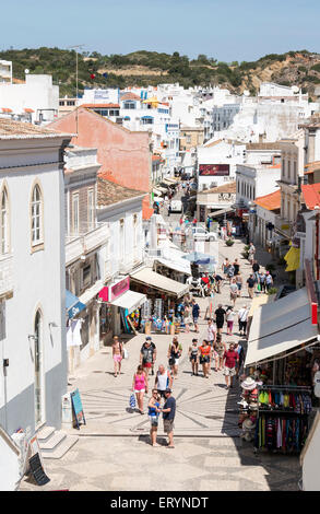 Les gens de shopping dans la rue principale pendant les vacances au Portugal albufeira Banque D'Images