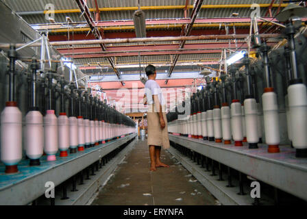 Les travailleurs de l'usine travaillant dans l'usine de textile ; Bombay maintenant Mumbai Maharashtra ; Inde ; Banque D'Images