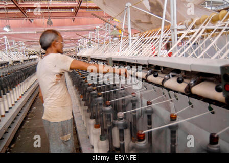 Les travailleurs de l'usine travaillant dans l'usine de textile ; Bombay maintenant Mumbai Maharashtra ; Inde ; Banque D'Images