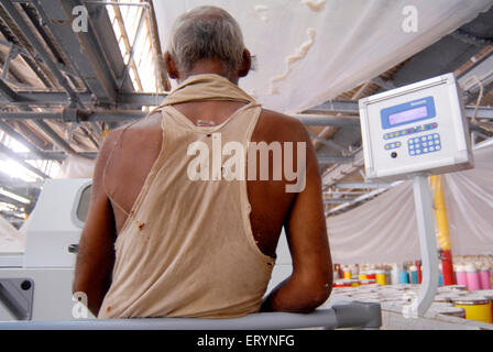 Les travailleurs de l'usine travaillant dans l'usine de textile ; Bombay maintenant Mumbai Maharashtra ; Inde ; Banque D'Images