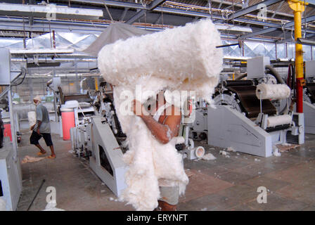 Les travailleurs de l'usine travaillant dans l'usine de textile ; Bombay maintenant Mumbai Maharashtra ; Inde ; Banque D'Images