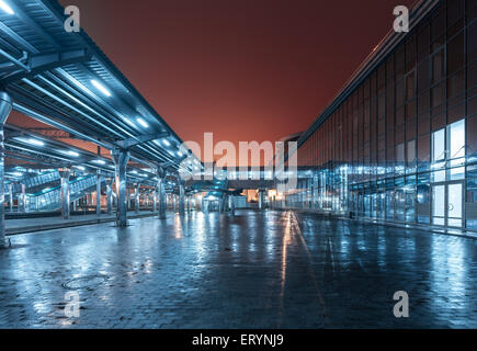 Gare à la nuit. Plate-forme du train dans le brouillard. Railroad à Donetsk. Banque D'Images