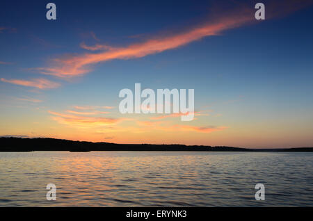 Petite jetée en bois sur grand lac au coucher du soleil en Ukraine Banque D'Images