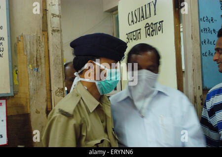 Les personnes portant des masques pour la sécurité et la précaution contre le virus, l'hôpital municipal, bombay, mumbai, maharashtra, inde, asie Banque D'Images