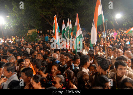 People Celebrating Independence Day avec drapeau indien à minuit le 15 août à Sambaji Maidan Mulund Mumbai Inde Banque D'Images