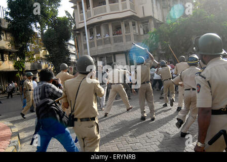 Des lathi de police ont été inculparés lors d'une manifestation à Bombay Mumbai Maharashtra Inde Asie Banque D'Images