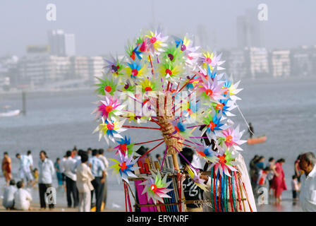 Vente de jouets à Hawker papier girgaum chowpatty beach Bombay Mumbai ; ; ; ; Maharashtra Inde Banque D'Images