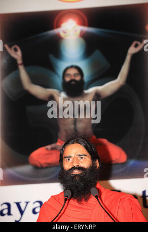 Baba Ramdev , Swami Ramdev , gourou indien du yoga , démonstration d'exercice , Bombay , Mumbai , Maharashtra , Inde , Asie Banque D'Images