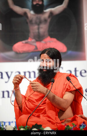 Baba Ramdev , Swami Ramdev , gourou indien du yoga , démonstration d'exercice , Bombay , Mumbai , Maharashtra , Inde , Asie Banque D'Images