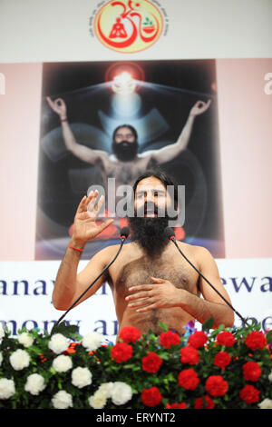 Baba Ramdev , Swami Ramdev , RAM Kisan Yadav , gourou indien de yoga démontrant l'exercice de yoga , Bombay , Mumbai , Maharashtra , Inde , Asie Banque D'Images