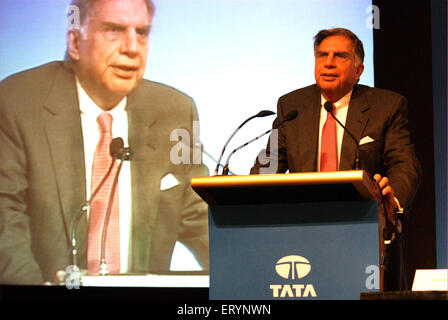 Ratan Tata Président , Nano car Launch , Tata Motor , Tata Nano , plus petite voiture à hayon abordable , Bombay , Mumbai , Maharashtra , Inde Banque D'Images