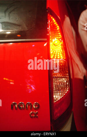 Nano voiture feu arrière , moteur Tata , Tata Nano , plus petite voiture à hayon abordable , afficher au lancement , Bombay , Mumbai , Inde , Asie Banque D'Images