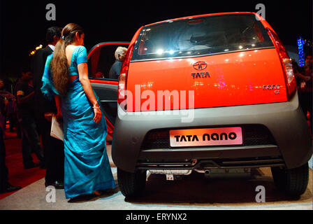 Nano-affichage de voiture au lancement , Tata Motor , Tata Nano , plus petite voiture à hayon abordable , Bombay , Mumbai , Maharashtra , Inde , Asie Banque D'Images