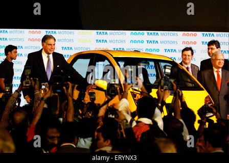 Ratan Tata Président , Nano car Launch , Tata Motor , Tata Nano , plus petite voiture à hayon abordable , Bombay , Mumbai , Maharashtra , Inde Banque D'Images