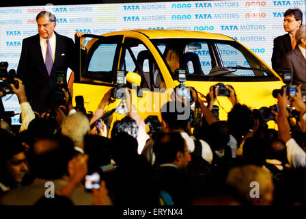 Ratan Tata Président , Nano car Launch , Tata Motor , Tata Nano , plus petite voiture à hayon abordable , Bombay , Mumbai , Maharashtra , Inde Banque D'Images